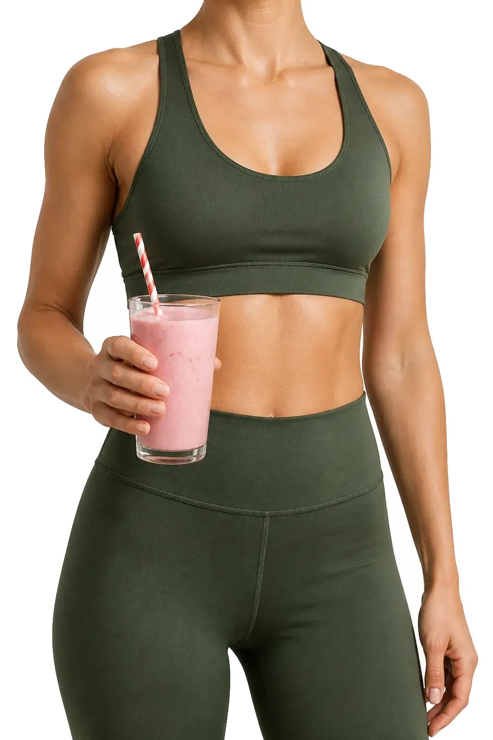 Frau in Sportkleidung hält ein Glas mit einem Erdbeer-Protein-Shake